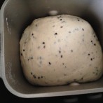 練りはじめ。少し柔らかめのパン生地になります