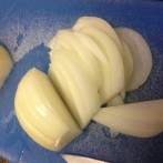 薄めの櫛形切りのたまねぎ